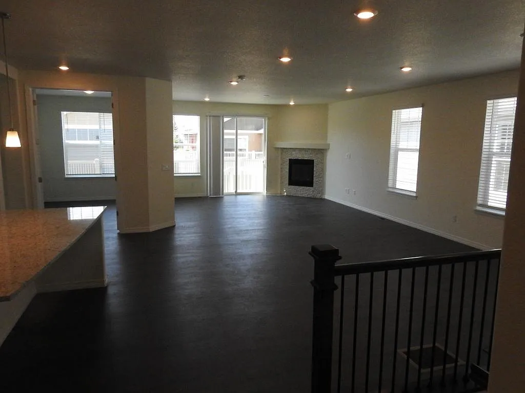 3 bed, 2.5 bath, 2287 sqft, $3,200 — Photo 4