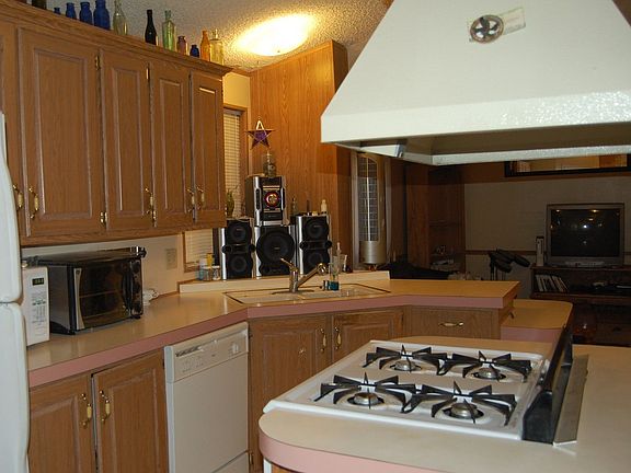 Range island and kitchen