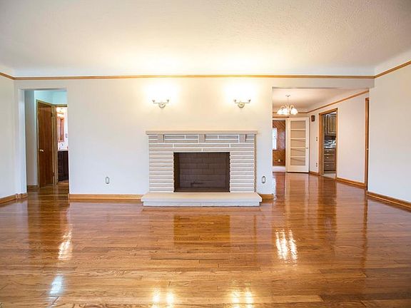4th image of 571 Meadowlane Dr
