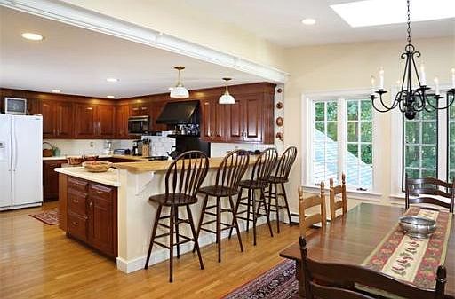 2nd image of 138 Summer St