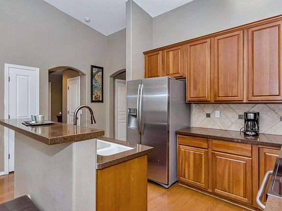 4527 S 25th Ln-large-010-10-Kitchen-1500