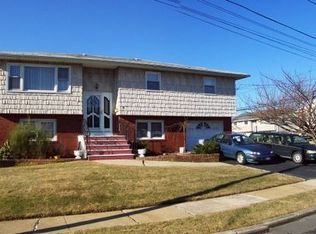4 Hoyt Pl, Lindenhurst, NY 11757