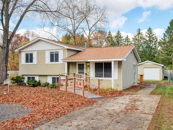 985 Tierney Ave, Highland, MI 48356