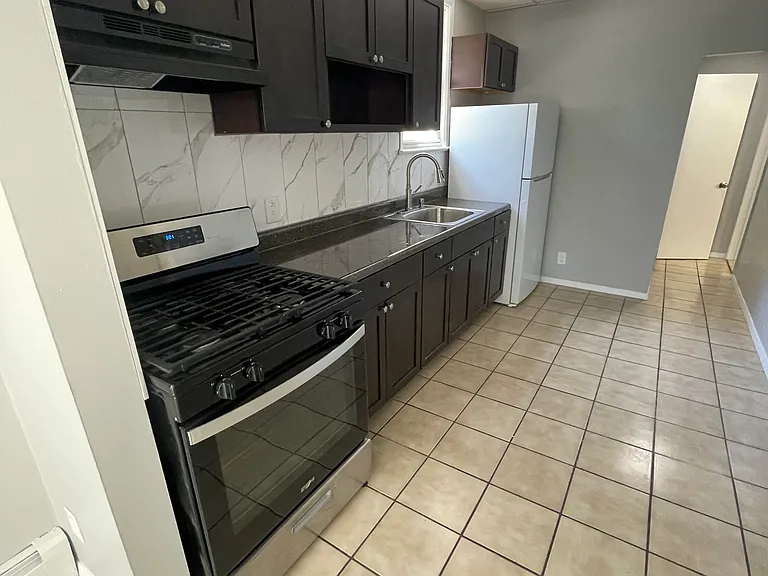 421-423 Main St #1R — Photo 2