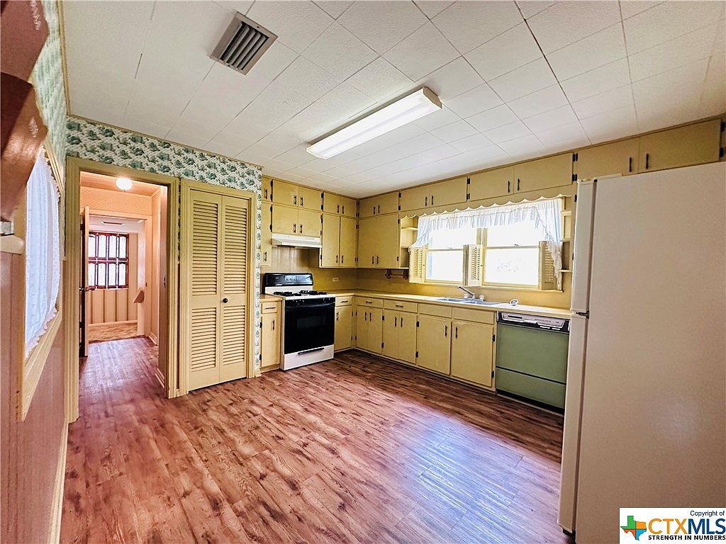 209 Poth St, Yoakum, TX 77995 Zillow