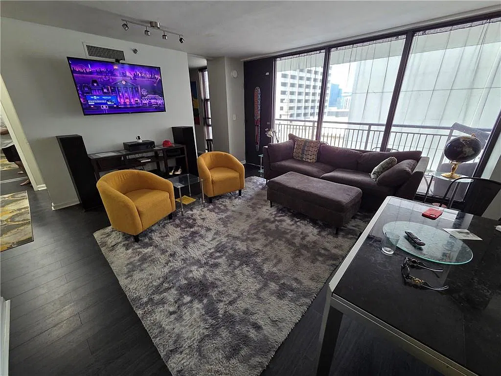 1 bed, 1.0 bath, 655 sqft, $1,395 — Photo 1