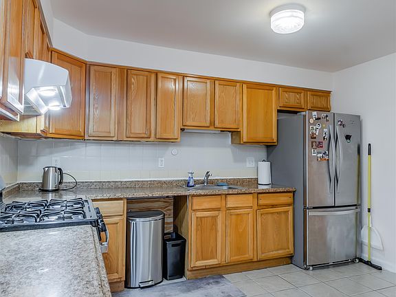 5th image of 225 Belvedere Dr #1