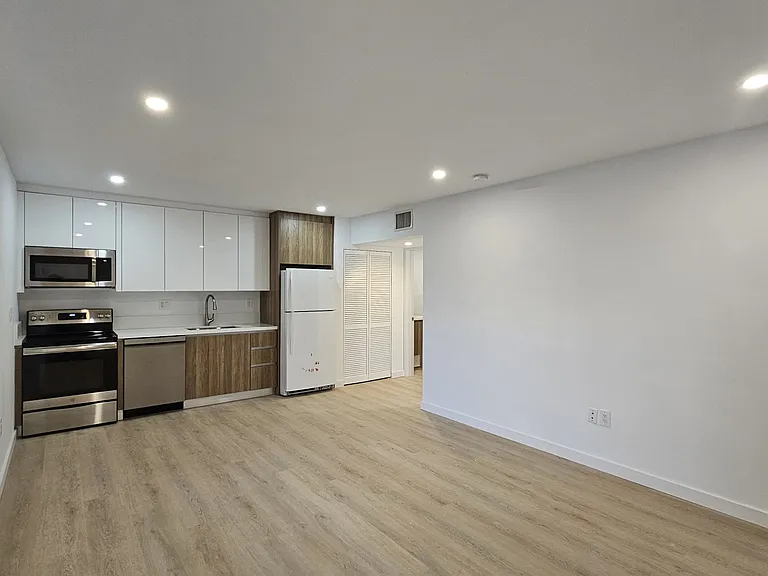5700 SW 60th St #3 — Photo 2
