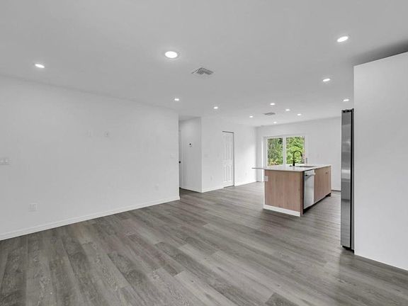 3rd image of 382 McArthur Blvd
