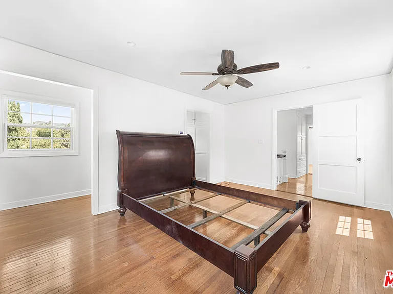 2411 Saint George St — Photo 18