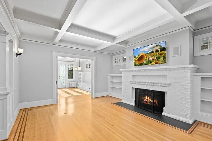 4 bed, 3.5 bath, 4670 sqft, $8,500 — Photo 2