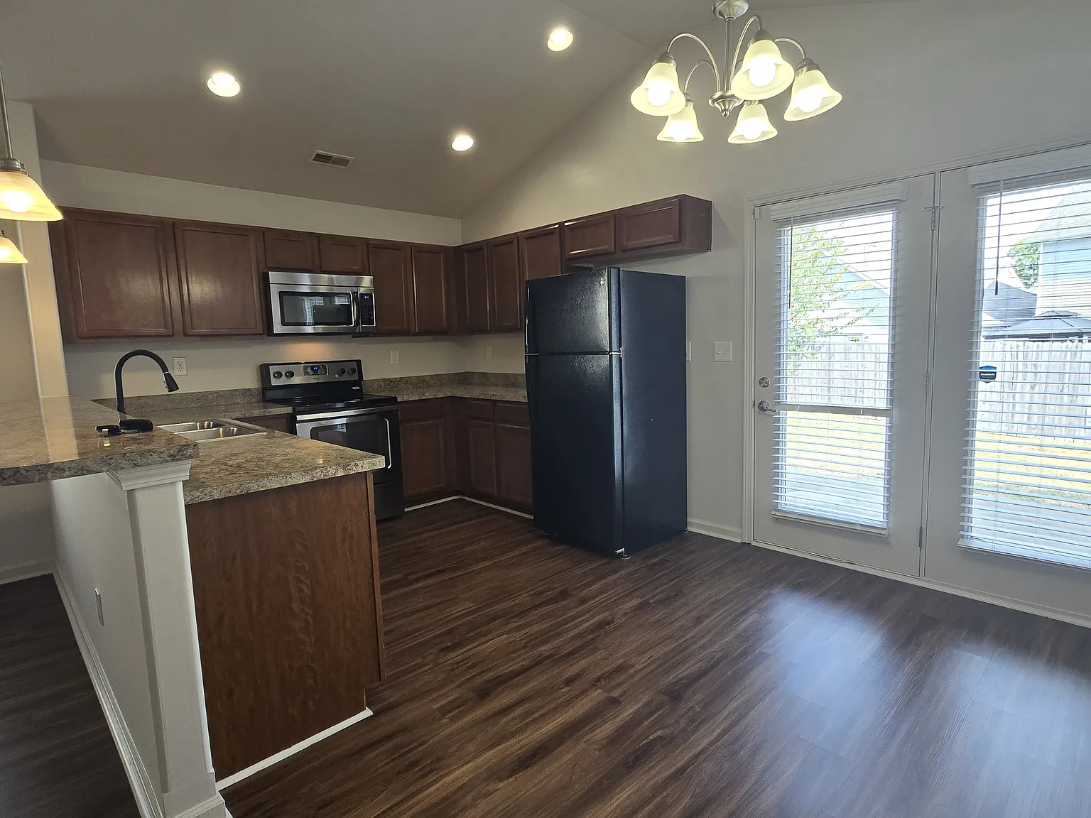 3 bed, 1352 sqft, $2,250 — Photo 2