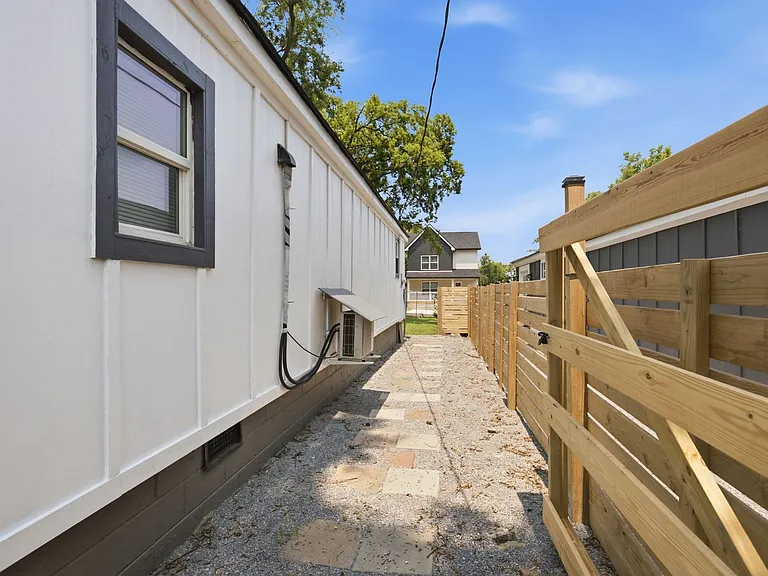 2336 Clifton Ave — Photo 24