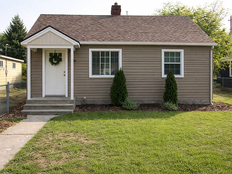 418 E Hawthorne Rd — Photo 1