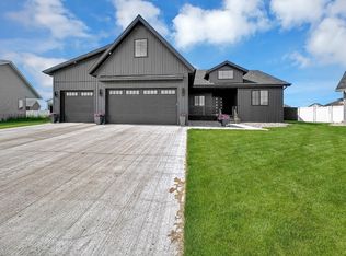 1600 Woodlands Way SE, Minot, ND 58701