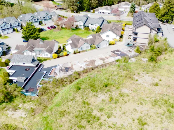 5711 Ebbtide St, Sechelt, BC V7Z 0J5