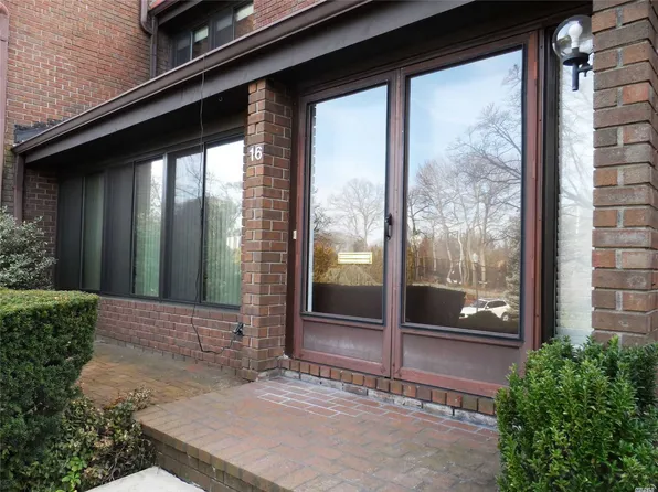 16 Acorn Ponds Dr, Roslyn, NY 11576