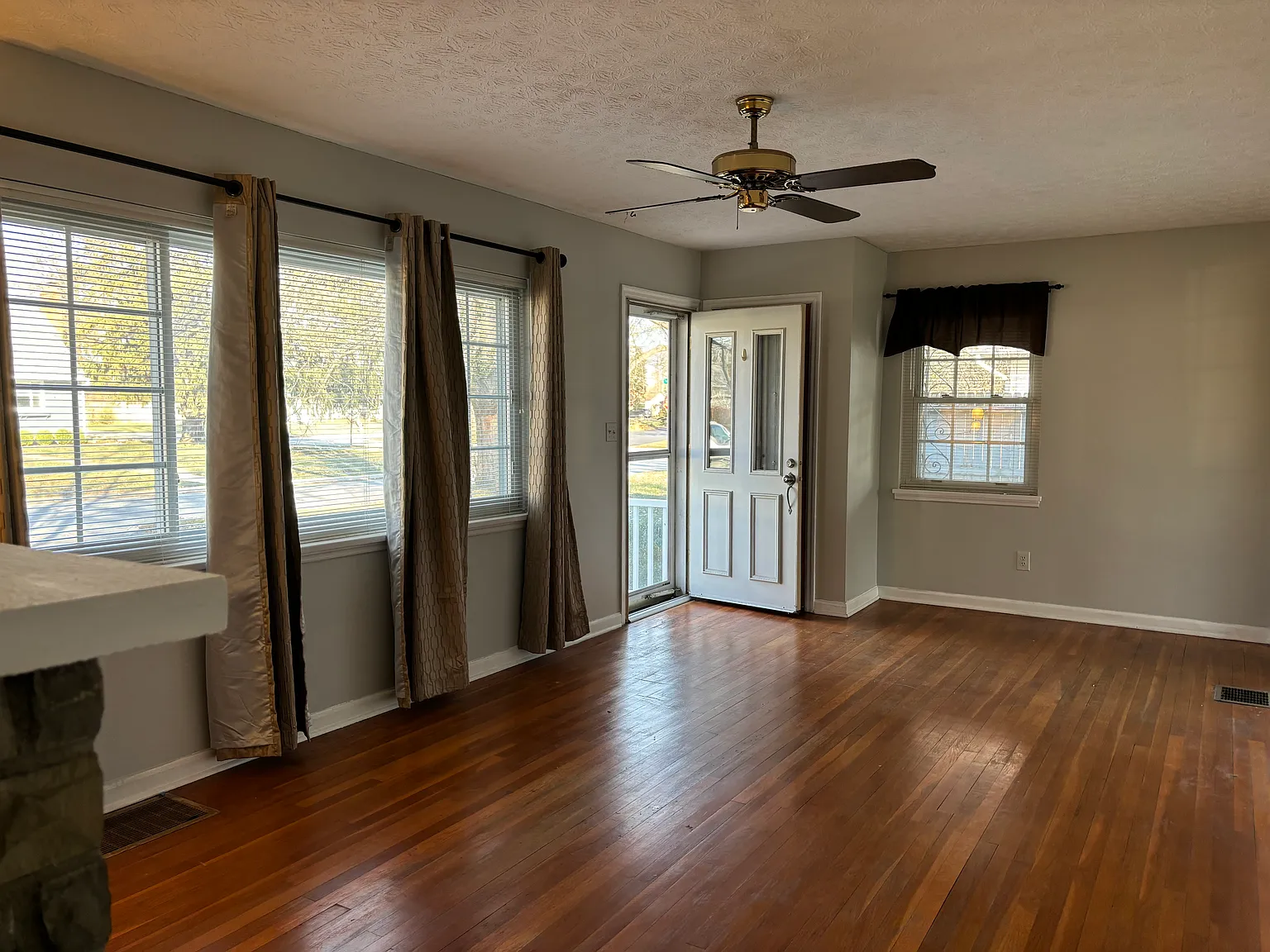 3 bed, 984 sqft, $2,000 — Photo 2