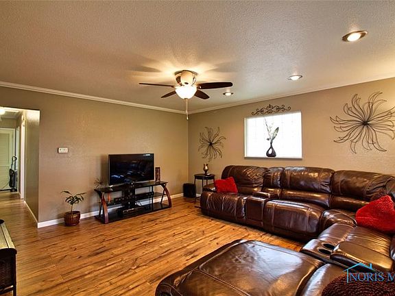 3rd image of 5544 Winona Dr