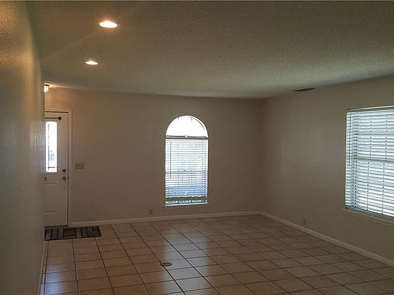 3rd image of 90 Townhouse Ln
