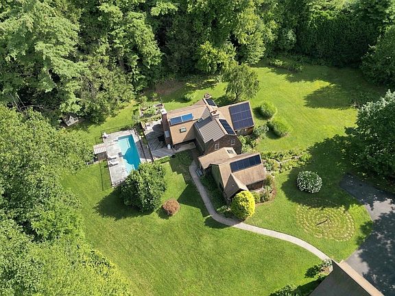 2nd image of 6 Brittany Ln