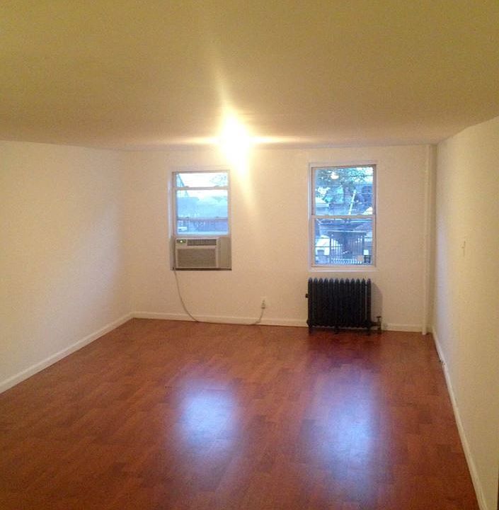 2nd image of 102 Ryerson St #1