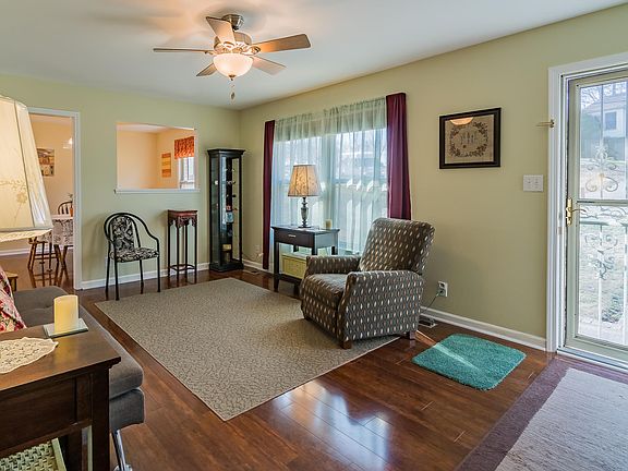 3rd image of 423 Sarah Dr