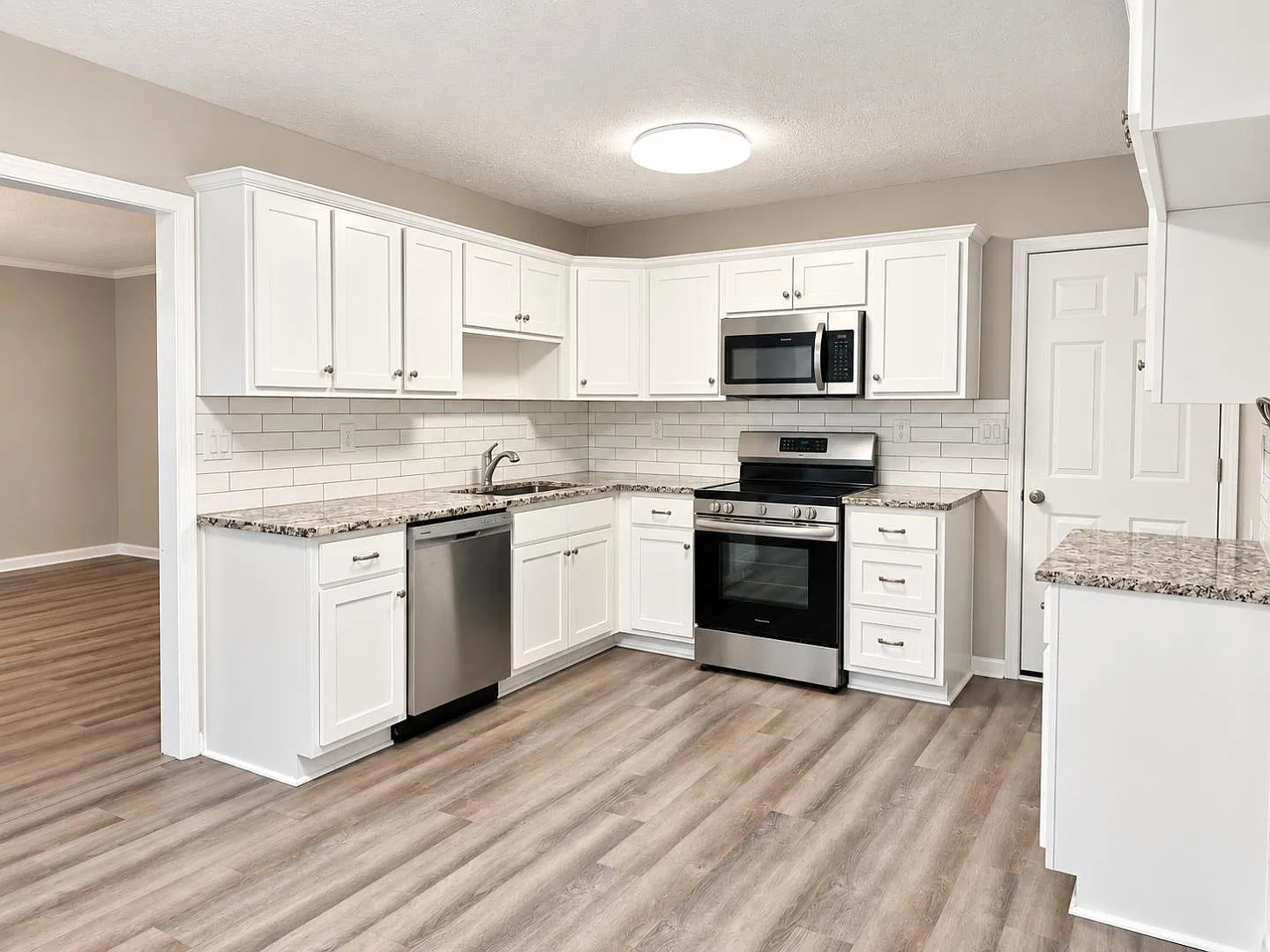 6040 Luna Dr — Photo 4