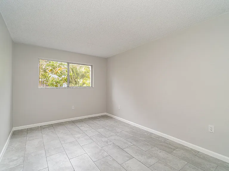 4906 Victoria Dr #103 — Photo 11