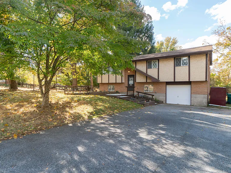 1226 Stones Crossing Rd — Photo 3