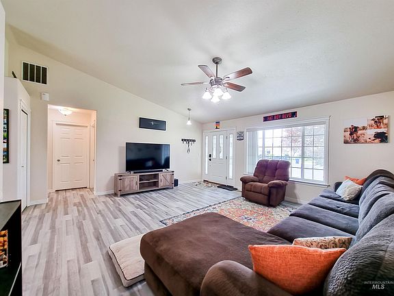 3rd image of 819 Grace Dr W