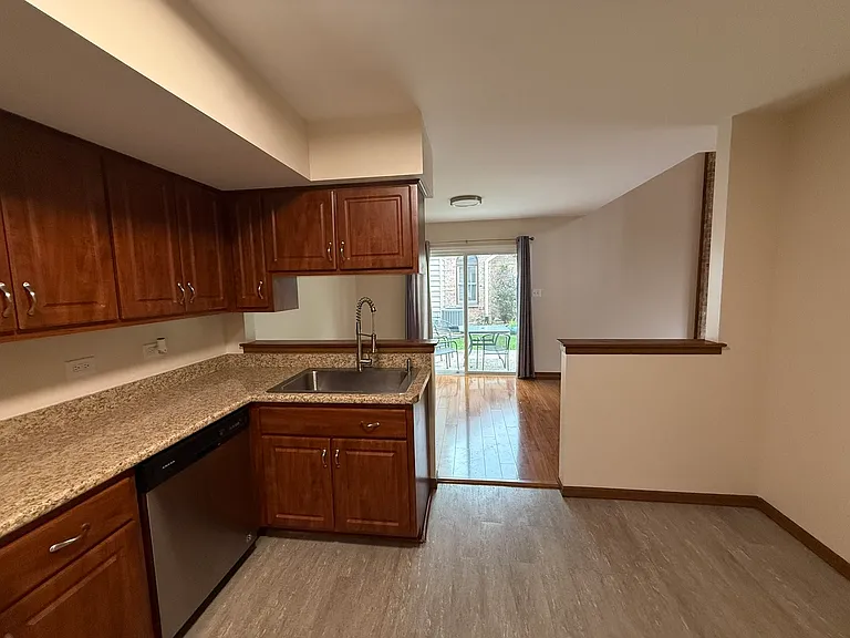 15546 Whitehall Ln — Photo 8