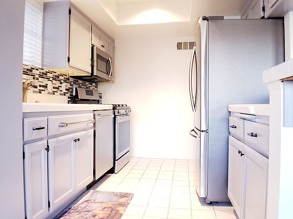 4th image of 4249 Longridge Ave Unit 303