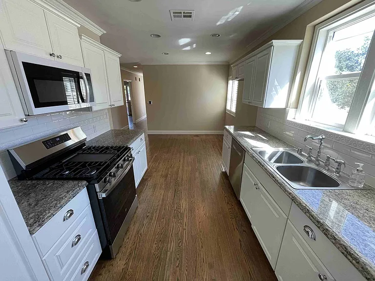 4432 Bakman Ave — Photo 4