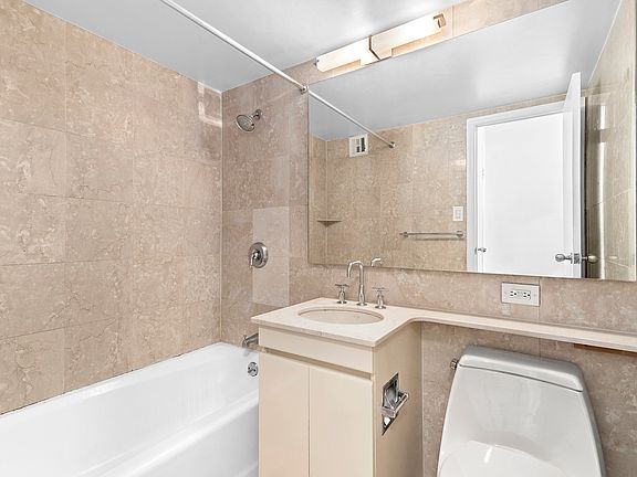 5th image of 220 E 63rd St APT 10e