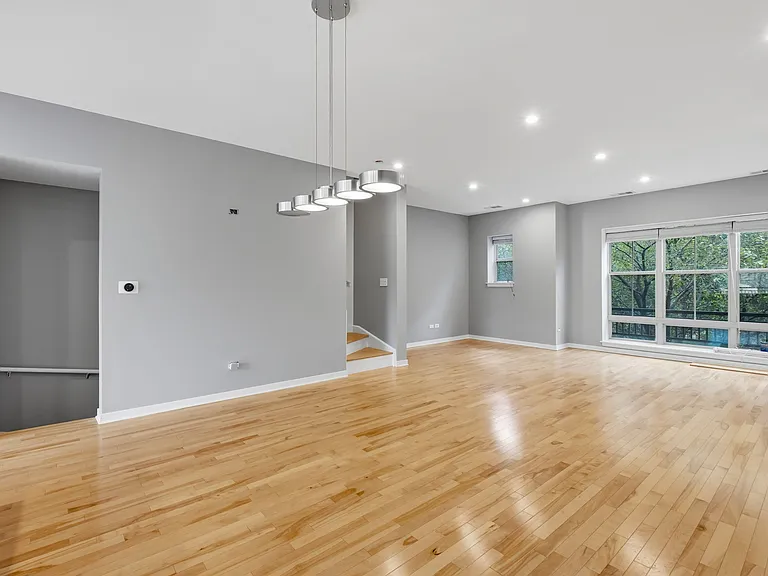 1214 W Grenshaw St — Photo 8