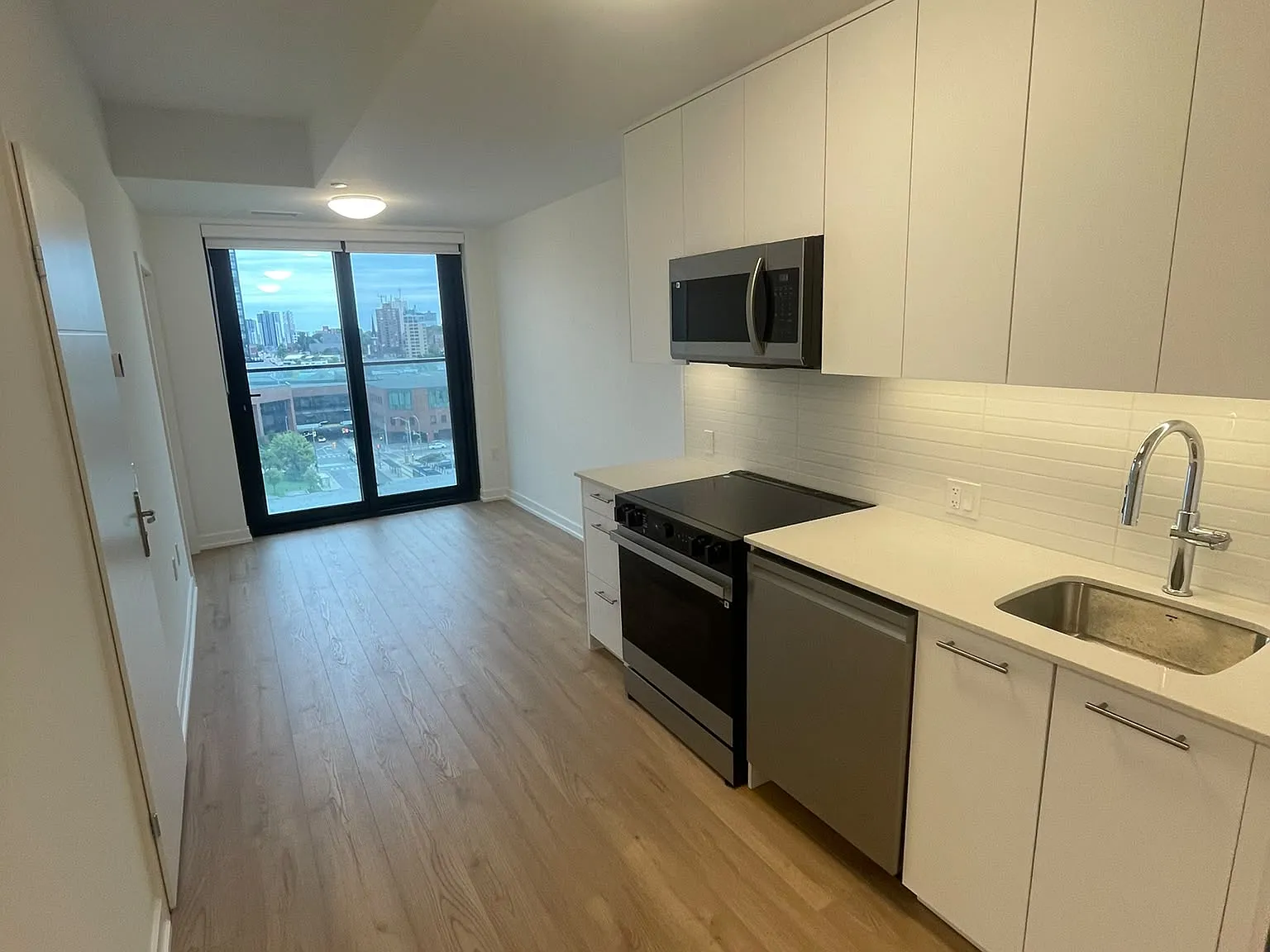 1 bed, 1.5 bath, 550 sqft, $1,900 — Photo 3