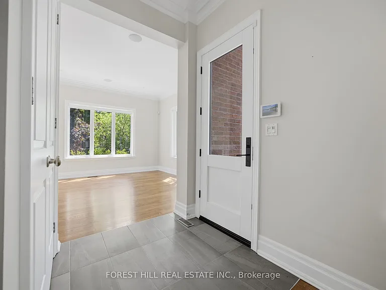 52 Shaftesbury Ave — Photo 5