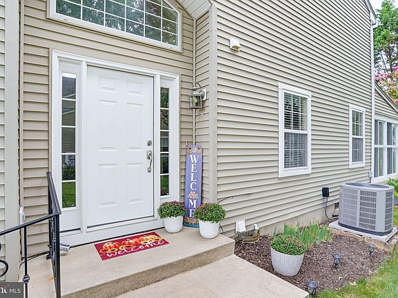 3rd image of 35 Lauras Way