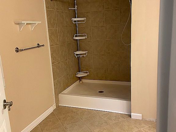 Master bath w/tile shower
