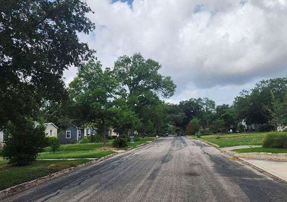 Exterior Neighborhood (street photo)