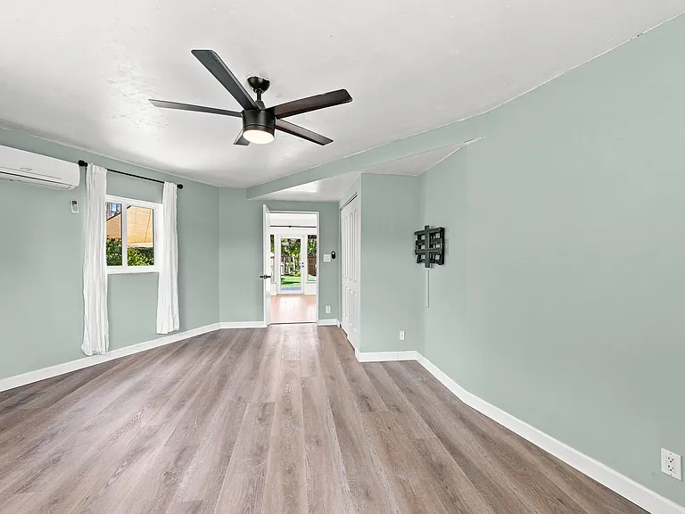 351 SW 13th St — Photo 12