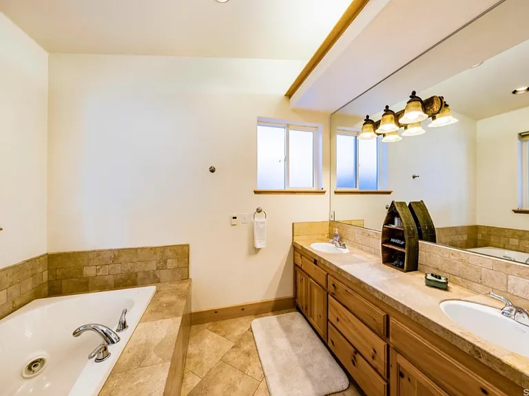 Primary Bedroom en-suite Bathroom
