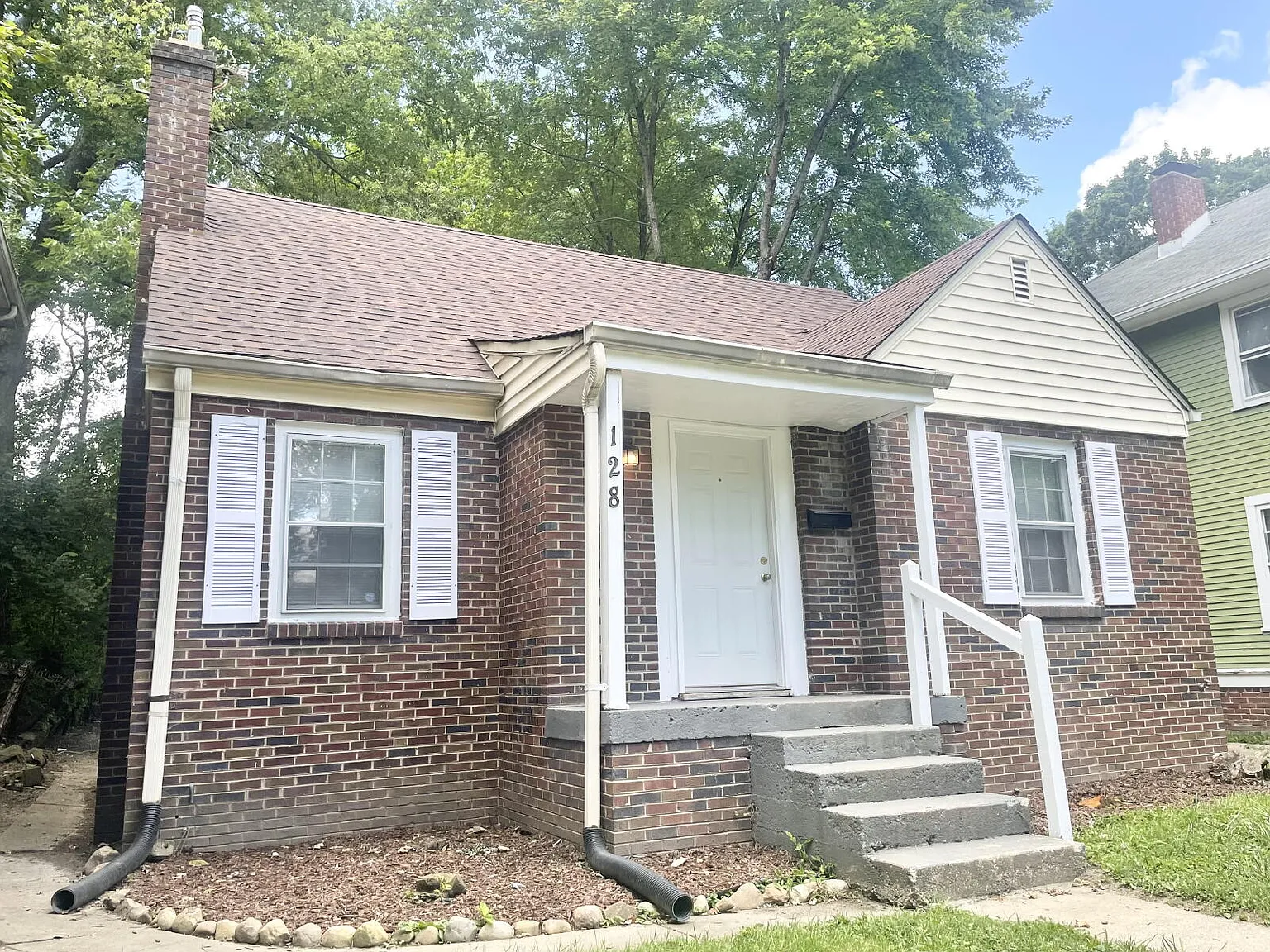 3 bed, 1.0 bath, $1,095 — Photo 1