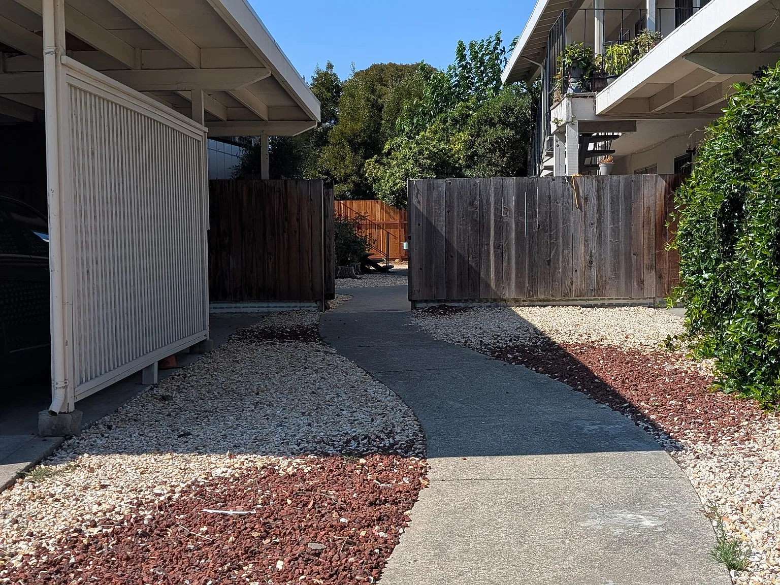 272 E K St — Photo 3