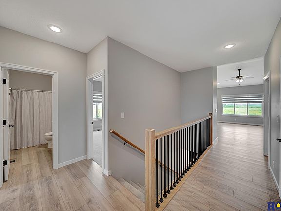 4th image of 14562 Valentine St