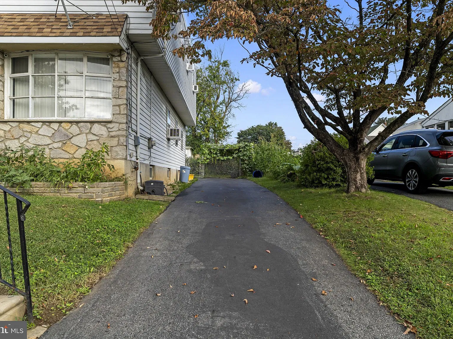 3 bed, 1.5 bath, 1360 sqft, $2,300 — Photo 2