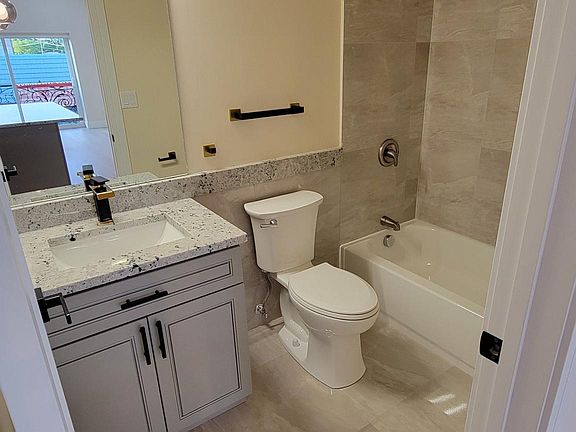 5th image of 3743 Grand Blvd Unit 1
