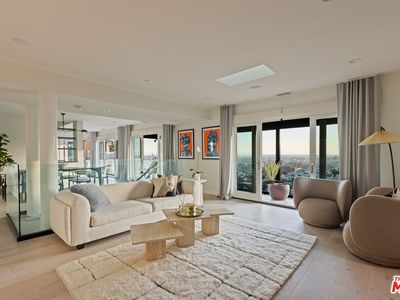 8430 Franklin Ave, Los Angeles, CA, 90069