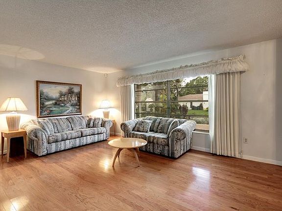 5th image of 34 Crane Dr